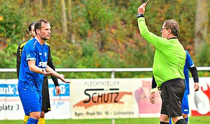Bereits nach 27 Minuten schickte Schiedsrichter Roland Str&ouml;hlein (r.) den Schwabthaler Spielertrainer Lukas Engelmann vom Feld. Am Ende setzte es f&uuml;r die &bdquo;Schwodler&ldquo; eine 0:3-Niederlage gegen die &bdquo;Siedler&ldquo;.