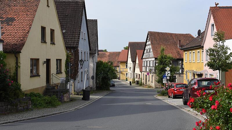 Im Altort von Pretzfeld ist im Hintergrund in der Mitte zu sehen das Rathaus, wo man die in der n&auml;heren Umgebung befindliche Schule, Obstgro&szlig;markt, Kita und weitere Anwesen mit Nahw&auml;rme versorgen m&ouml;chte.Forchheim & Fr&auml;nkische Schweiz