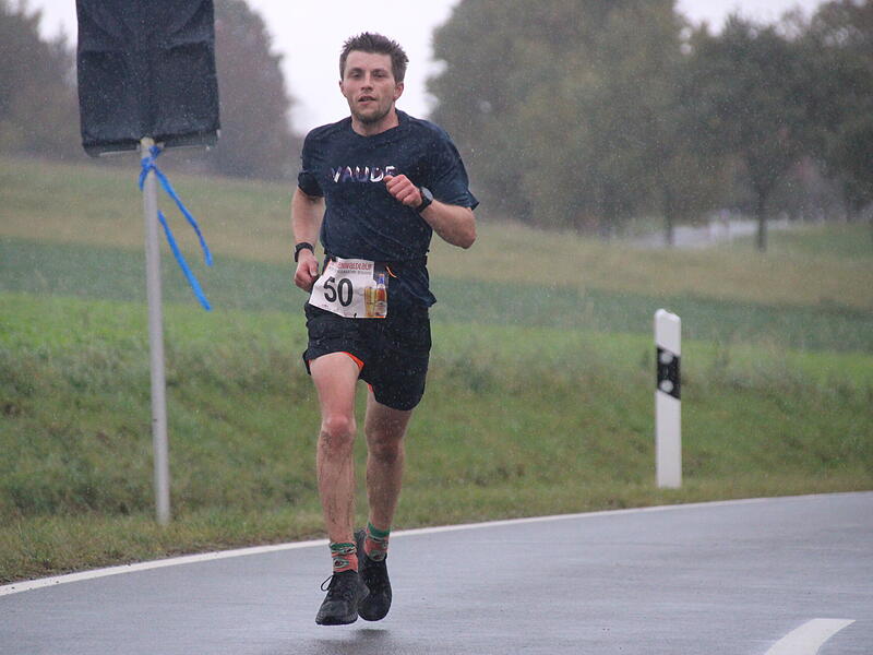 Trotz nasskaltem Herbstwetter lie&szlig;en sich die Sportler den Spa&szlig;  beim 38. Frankenwaldlauf der LG Ludwigschorgast nicht vermiesen.