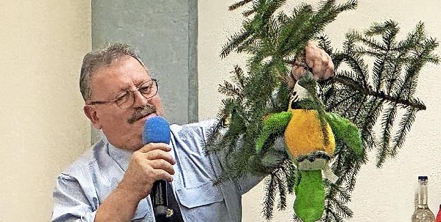 Rendezvous mit dem Flattermann: Auktionator Nikolaus Kunzelmann pr&auml;sentierte den Pl&uuml;sch-Papagei.