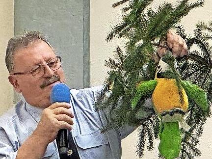 Rendezvous mit dem Flattermann: Auktionator Nikolaus Kunzelmann pr&auml;sentierte den Pl&uuml;sch-Papagei.