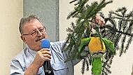 Rendezvous mit dem Flattermann: Auktionator Nikolaus Kunzelmann pr&auml;sentierte den Pl&uuml;sch-Papagei.