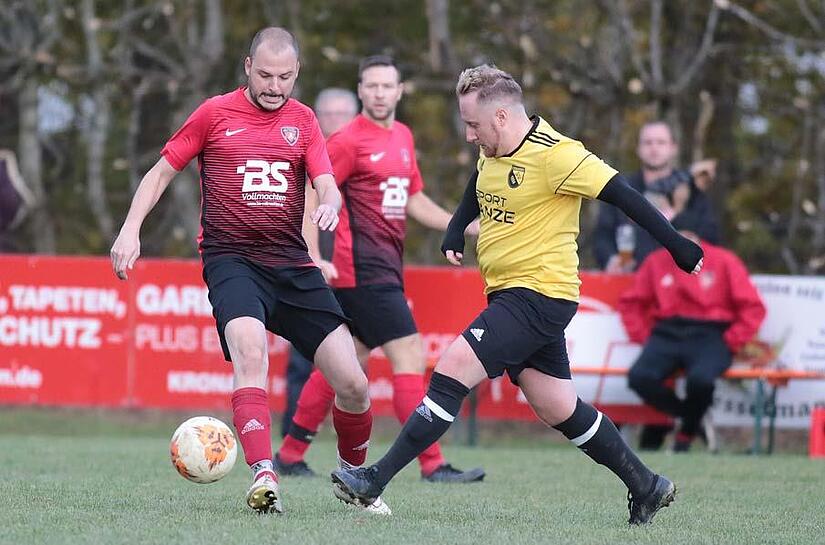 Im Derby  gegen den SV Steinwiesen war die SG Nordhalben um Christopher Mohler (rotes Trikot) &uuml;berlegen, verlor aber gegen  Steffen Wiedel und  Co. mit 0:2.