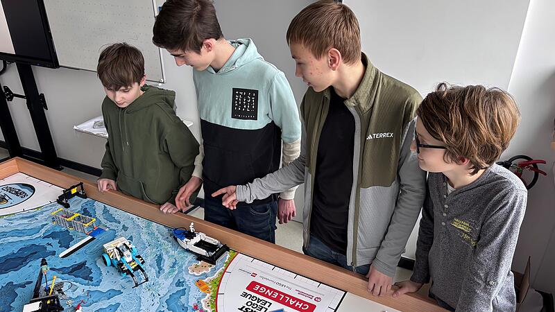 Insgesamt neun Sch&uuml;ler des Gymnasiums Fr&auml;nkische Schweiz nahmen am Samstag an dem Lego-Wettbewerb teil.