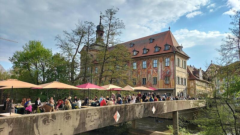 Am Mittwochabend wurden die Biergarnituren auf der Unteren Br&uuml;cke von vielen Menschen genutzt.