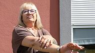 Ohne Sonnencreme geht gar nichts: Susanne Seider cremt sich ein, bevor sie nach draußen geht.Forchheim & Fränkische Schweiz