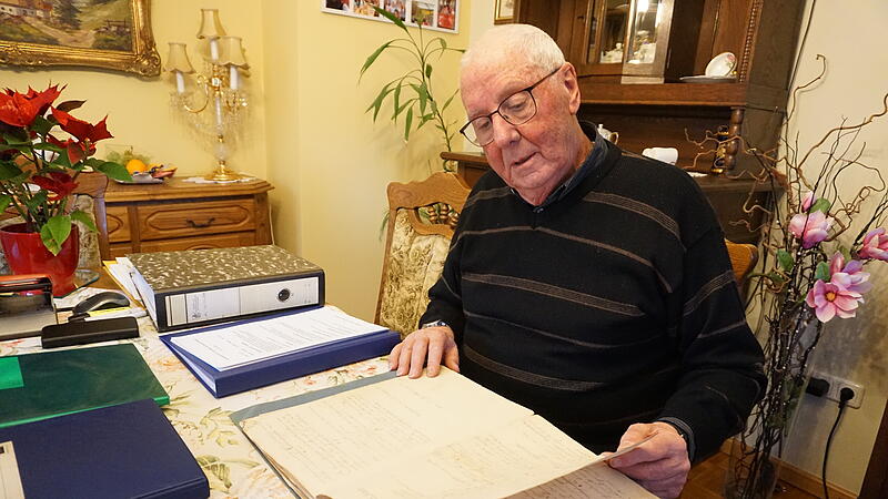 Ottmar Bohn bl&auml;ttert im Gr&uuml;ndungsprotokoll der Soldaten- und Kriegerkameradschaft Wildflecken.