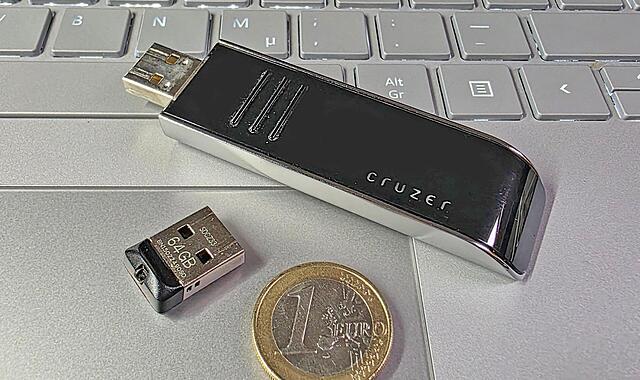 USB-Sticks sind in vielen Größen verfügbar. Kleine passen auch in den Geldbeutel.