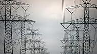 Das Beispielfoto zeigt zwei Reihen von Hochspannungsmasten bei Brokdorf. Im westlichen Landkreis sind sogar drei Reihen m&ouml;glich.