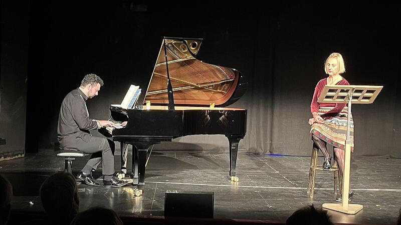 Rezitatorin Madeleine Milojcic und der Pianist Nima Mirkhoshhal im Kurtheater.