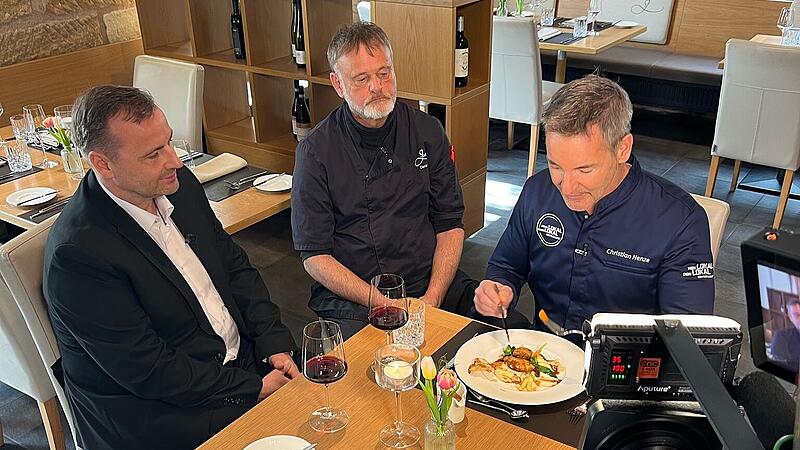 Die Dreharbeiten bei Restaurant Johanns: Andreas Kunst (v.l.) und Chefkoch Dieter Schiffer haben serviert und warten auf das Urteil von Moderator Christian Henze.