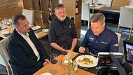 Mein Lokal, Dein Lokal Johanns Restaurant Marloffstein Die Dreharbeiten bei Restaurant Johanns: Andreas Kunst (v.l.) und Chefkoch Dieter Schiffer haben serviert und warten auf das Urteil von Moderator Christian Henze.
