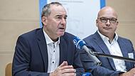 Bayerns Wirtschafts- und Energieminister Hubert Aiwanger (links) mit dem Münnerstädter Bürgermeister Michael Kastl. Bayerns Wirtschafts- und Energieminister Hubert Aiwanger (links) mit dem Münnerstädter Bürgermeister Michael Kastl.
