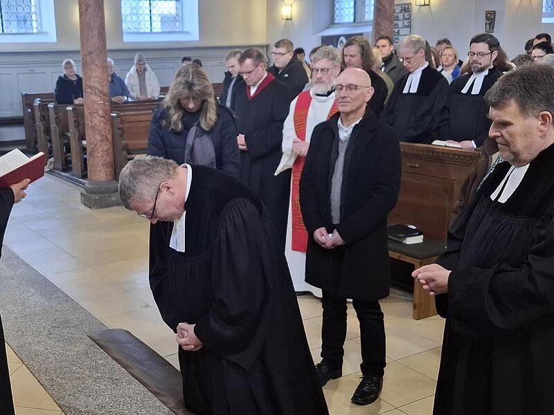 Pfarrer Leander S&uuml;nkel ist bereit, den Dienst in der Gemeinde zu &uuml;bernehmen. Dekanin Ulrike Schorn verpflichtete ihn im traditionellen Ritual in sein Amt.