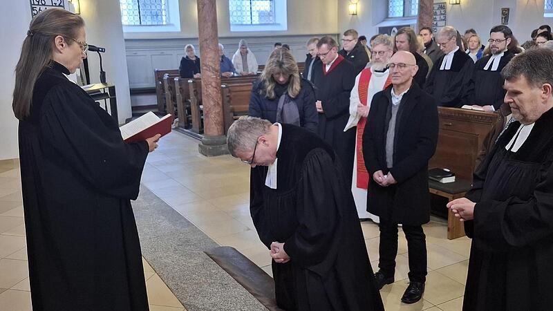 Pfarrer Leander S&uuml;nkel ist bereit, den Dienst in der Gemeinde zu &uuml;bernehmen. Dekanin Ulrike Schorn verpflichtete ihn im traditionellen Ritual in sein Amt.
