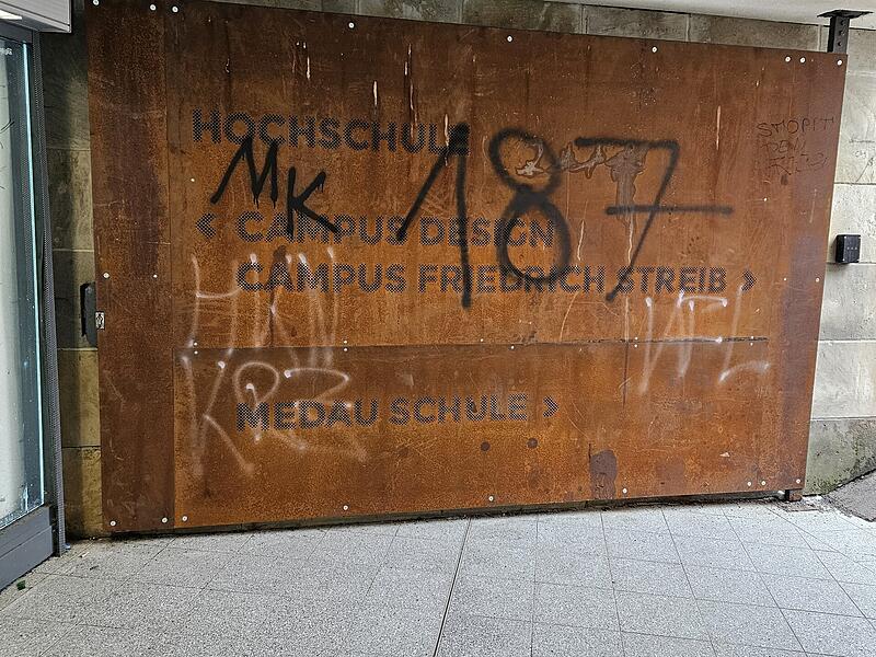 Verfassungsfeindliche Parolen: Unbekannte sprühen mehrere Graffitis am Coburger Bahnhof.