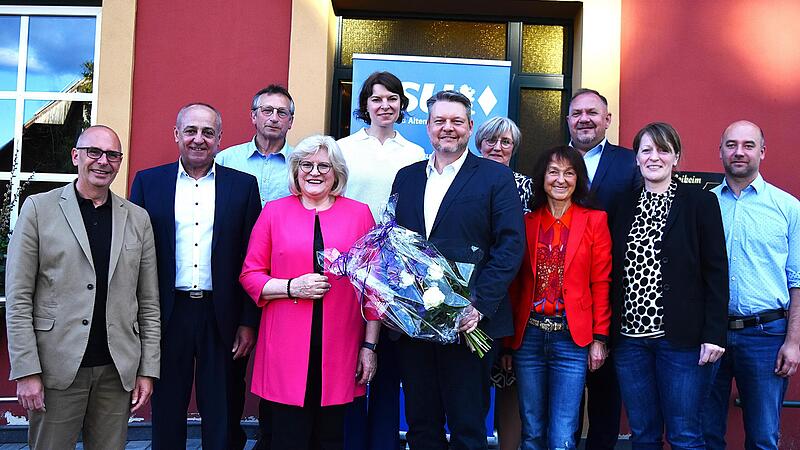 Mit einem überzeugenden Vertrauensbeweis wurde Marco Weidner (mit Blumenstrauß) zum gemeinsamen Bürgermeisterkandidaten der CSU/JWU in Altenkunstadt gewählt.