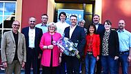 Mit einem überzeugenden Vertrauensbeweis wurde Marco Weidner (mit Blumenstrauß) zum gemeinsamen Bürgermeisterkandidaten der CSU/JWU in Altenkunstadt gewählt.