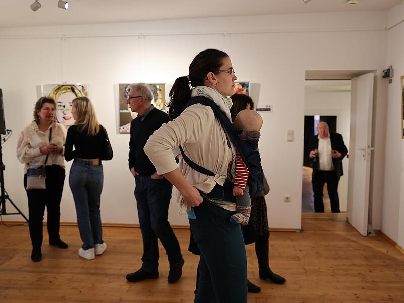 Besucher in der Ausstellung.