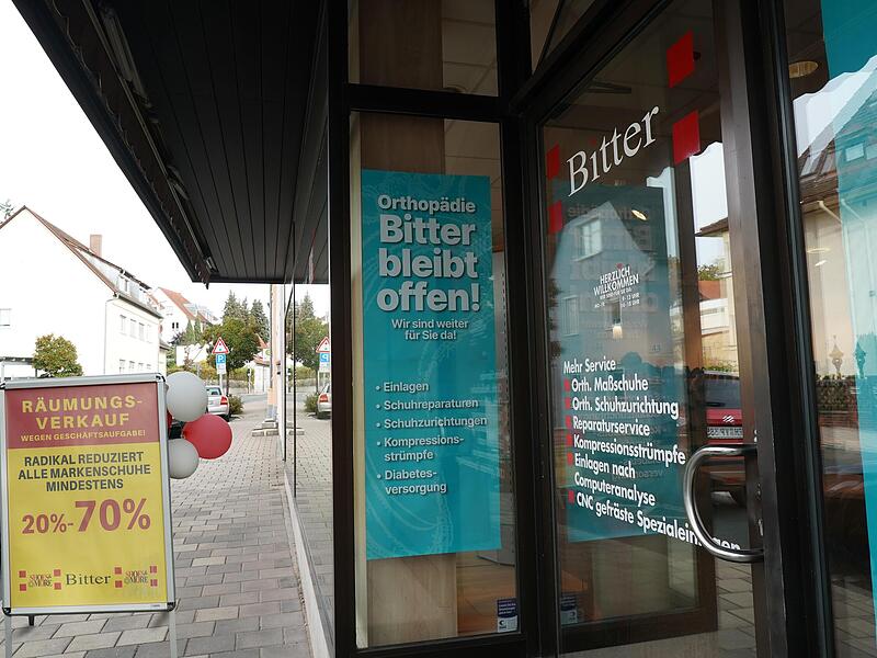 Plakative Hinweise kündigen es an: Das Schuhhaus schließt, die Werkstatt macht weiter. Plakative Hinweise kündigen es an: Das Schuhhaus schließt, die Werkstatt macht weiter.