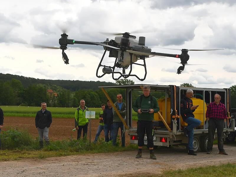 Drohnen revolutionieren Ackerbau: Landbautag in Burglauer Voll beladen wiegt diese Drohne 100 Kilogramm.