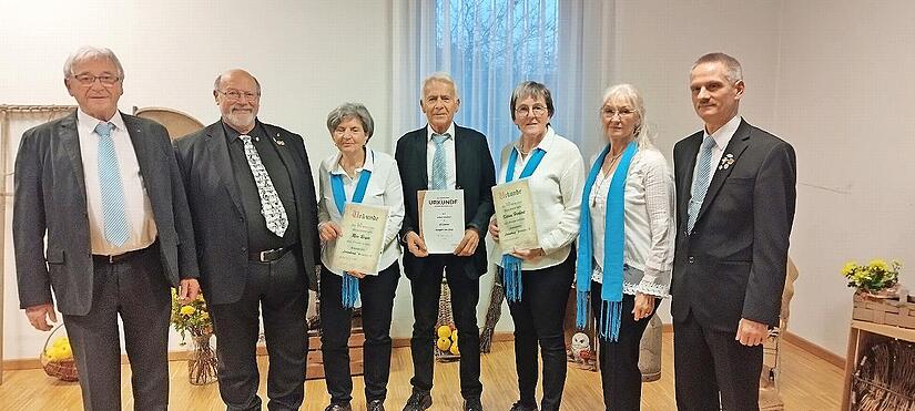 Ehrungen gab es beim Gesangverein Liederkranz Premich: (von links) Paul Antlitz (2. Vorsitzender), Wolfgang Sittler (Sängerkreisvorsitzende), Resi Beyer (zehn Jahre), Hubert Wehner (50 Jahre), Bettina Herbert (zehn Jahre), Monika Ziegler (1. Vorsi...