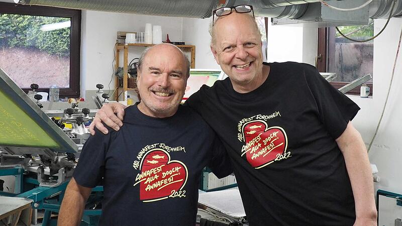 Ulrich Raab (l.) und Atze Bauer mit dem neuen Annafest-T-Shirt.Forchheim & Fr&auml;nkische Schweiz