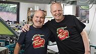 Ulrich Raab (l.) und Atze Bauer mit dem neuen Annafest-T-Shirt.Forchheim & Fr&auml;nkische Schweiz