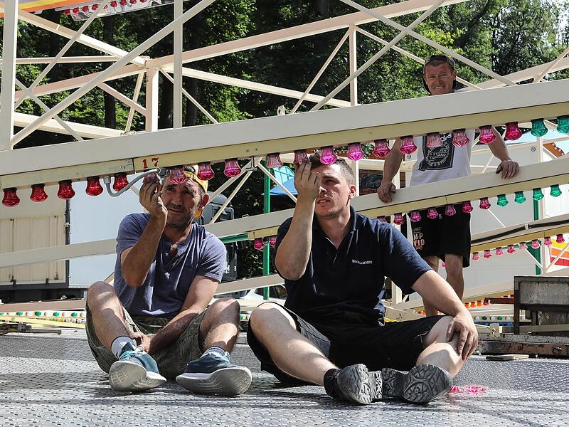 F&uuml;r das Annafest Forchheim werden vor dem Aufbau von Orion II defekte Lampen ausgetauscht.Forchheim & Fr&auml;nkische Schweiz