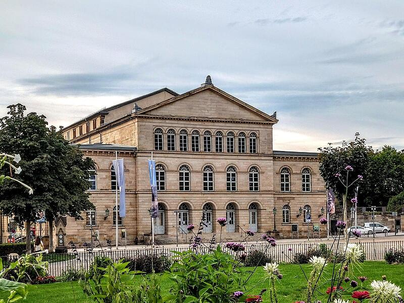 Das Coburger Landestheater soll saniert werden &ndash; doch die hohen Kosten, die derzeit aber lediglich auf Sch&auml;tzungen beruhen, sorgen f&uuml;r Diskussionen. Im November 2026 m&ouml;chte das Staatliche Bauamt erstmals eine konkrete Kostenkalkulation vorlegen.