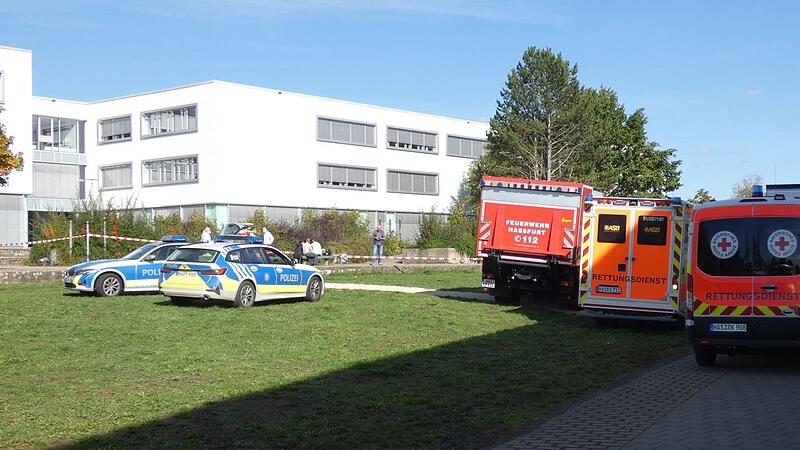 Am Dienstag wurde gegen 14 Uhr in Haßfurt am Schulzentrum ein elfjähriges Mädchen getötet, als ein Lastwagen rückwärts fuhr. Am Tag danach sind alle wie gelähmt.