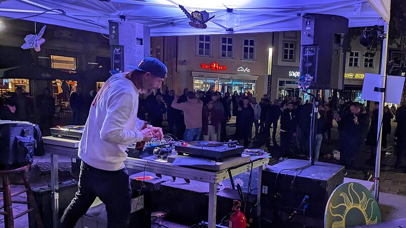 Wie hier am Gabelmann spielten DJs an mehreren Pl&auml;tzen in der Innenstadt ihre Musik.