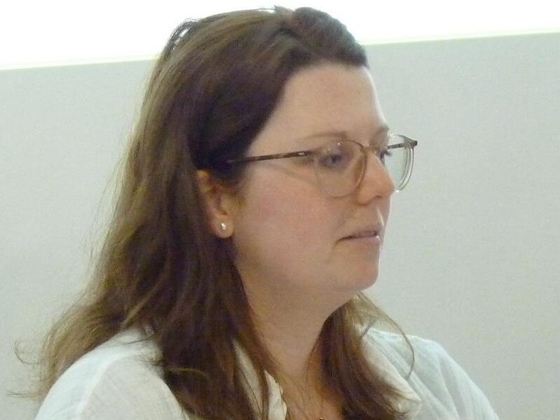 Elena Stark, Prokuristin der Gemeindewerken Adelsdorf, erläutert den kommunalen Wärmeplan. Elena Stark, Prokuristin der Gemeindewerken Adelsdorf, erläutert den kommunalen Wärmeplan.
