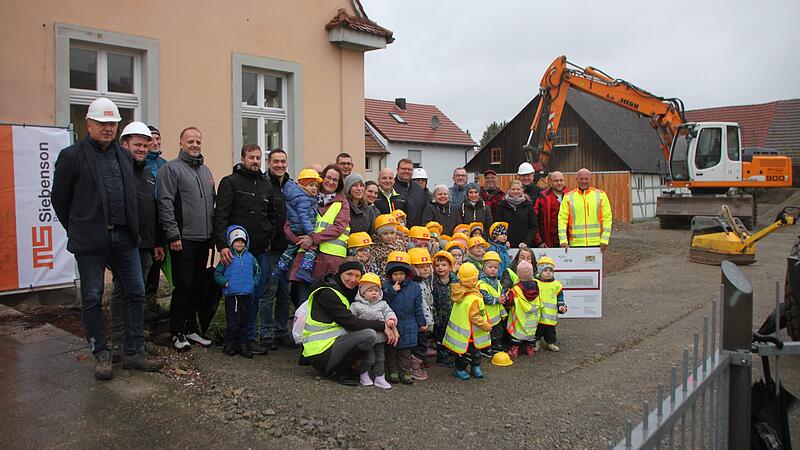 Verteter aus Politik, Verwaltung, Firmen und die Kindergartenkinder haben sich zum Spatenstich versammelt.