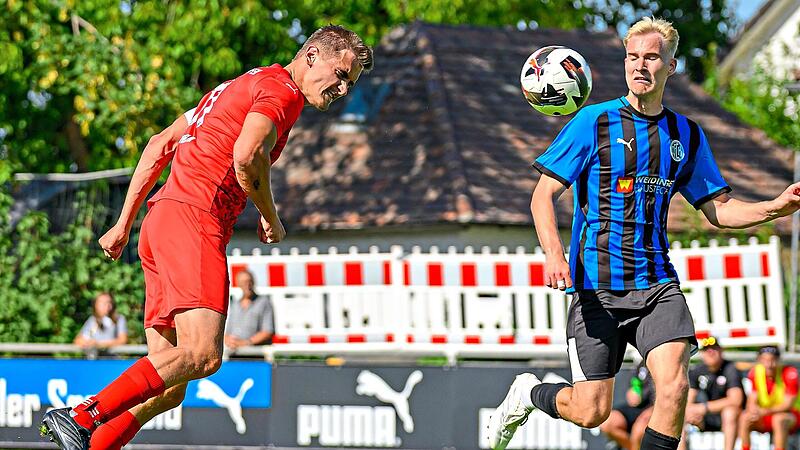 Julian Friedhelm bringt den Ball mit dem Kopf aufs Tor. Der Herzogenauracher Paul Bernreuther ist zu spät. ZinkForchheim & Fränkische Schweiz Julian Friedhelm bringt den Ball mit dem Kopf aufs Tor. Der Herzogenauracher Paul Bernreuther ist zu spät. ZinkForchheim & Fränkische Schweiz