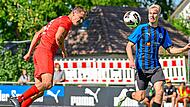 Julian Friedhelm bringt den Ball mit dem Kopf aufs Tor. Der Herzogenauracher Paul Bernreuther ist zu sp&auml;t. ZinkForchheim & Fr&auml;nkische Schweiz