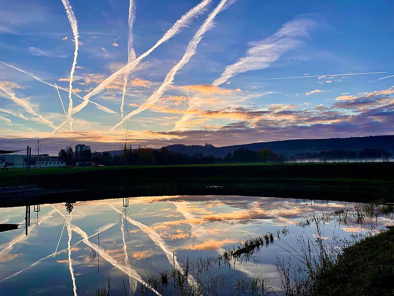 Diese Aufnahmen entstanden zu fr&uuml;her Morgenstunde im Saaletal am neu angelegten Badesee von Elfershausen mit Blick auf die Trimburg. Farbenfrohe Wolkenformationen spiegeln sich auf der Wasserfl&auml;che und sorgen so f&uuml;r einen doppelten Effekt.