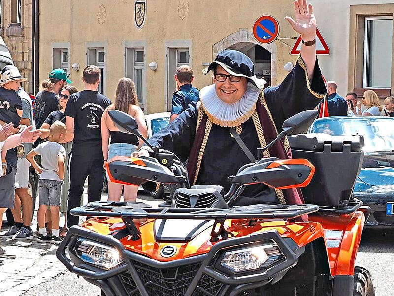 Der Bürgermeister kam auf dem Quad. Der Bürgermeister kam auf dem Quad.