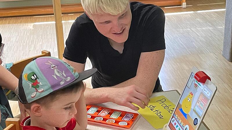 Erzieher Matthias Schmitt vermittelt den Kindern im Ramsthaler Kinderhaus Kenntnisse im Umgang mit digitalen Medien.