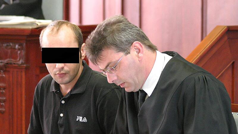 Der Beschuldigte Josef E. mit seinem Rechtsanwalt Martin B&ouml;hmer.