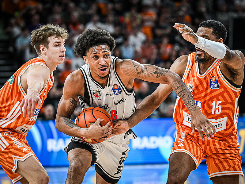 Bamberg-Forward Demarcus Demonia bahnt sich gegen Justin Simon (rechts) den Weg zum Korb.