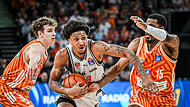 Bamberg-Forward Demarcus Demonia bahnt sich gegen Justin Simon (rechts) den Weg zum Korb. Bamberg-Forward Demarcus Demonia bahnt sich gegen Justin Simon (rechts) den Weg zum Korb.