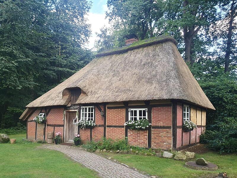 Das Hexenhaus in Wesel2023 Wanderinnen auf dem  Heidschnuckenweg