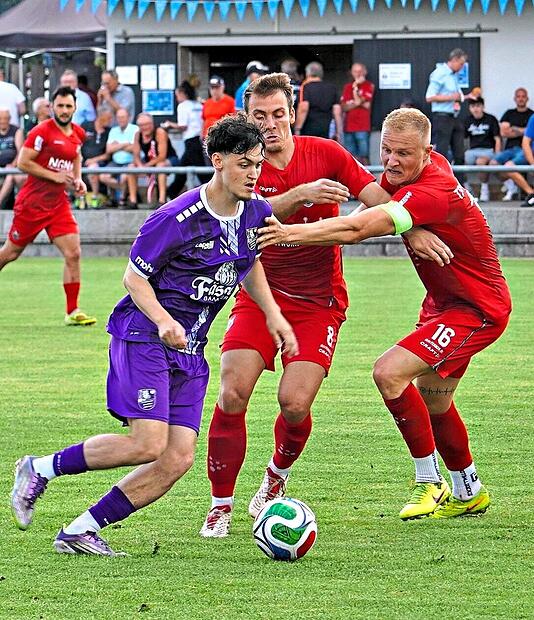 Bambergs Jonah Schildbach nimmt es mit der Aubstadter Hintermannschaft auf. FC Eintracht Bamberg Bambergs Jonah Schildbach nimmt es mit der Aubstadter Hintermannschaft auf. FC Eintracht Bamberg