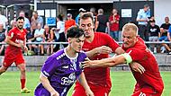 Bambergs Jonah Schildbach nimmt es mit der Aubstadter Hintermannschaft auf. FC Eintracht Bamberg Bambergs Jonah Schildbach nimmt es mit der Aubstadter Hintermannschaft auf. FC Eintracht Bamberg