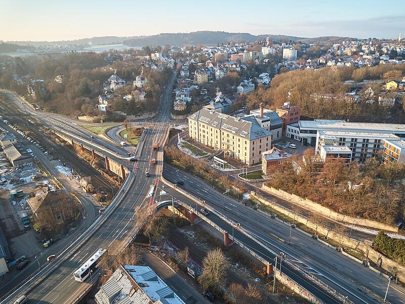 Die Frankenbrücke in Coburg muss in den kommenden Jahren ohnehin komplett saniert werden. Vielleicht könnte das genutzt werden, um die einzelnen Fahrspuren und Fahrstreifen neu zu sortieren – und, um an der Einmündung Hutstraße/Marschberg einen Kr... Die Frankenbrücke in Coburg muss in den kommenden Jahren ohnehin komplett saniert werden. Vielleicht könnte das genutzt werden, um die einzelnen Fahrspuren und Fahrstreifen neu zu sortieren – und, um an der Einmündung Hutstraße/Marschberg einen Kr...