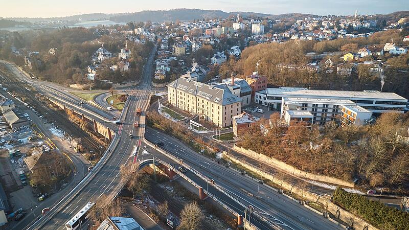 Die Frankenbr&uuml;cke in Coburg muss in den kommenden Jahren ohnehin komplett saniert werden. Vielleicht k&ouml;nnte das genutzt werden, um die einzelnen Fahrspuren und Fahrstreifen neu zu sortieren &ndash; und, um an der Einm&uuml;ndung Hutstra&szlig;e/Marschberg einen Kr...