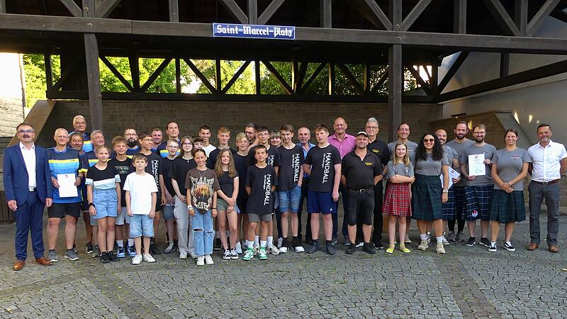Alle geehrten Sportler Nüdlingens auf einem Bild: deutsche und bayerische Meisterschaften wurden errungen, Nele Schäfer startet sogar bei der WM der Hip Hop Tänzerinnen. Bürgermeister Harald Hofmann (links) und Stephan Schmitt, der dritte Bürgerme...