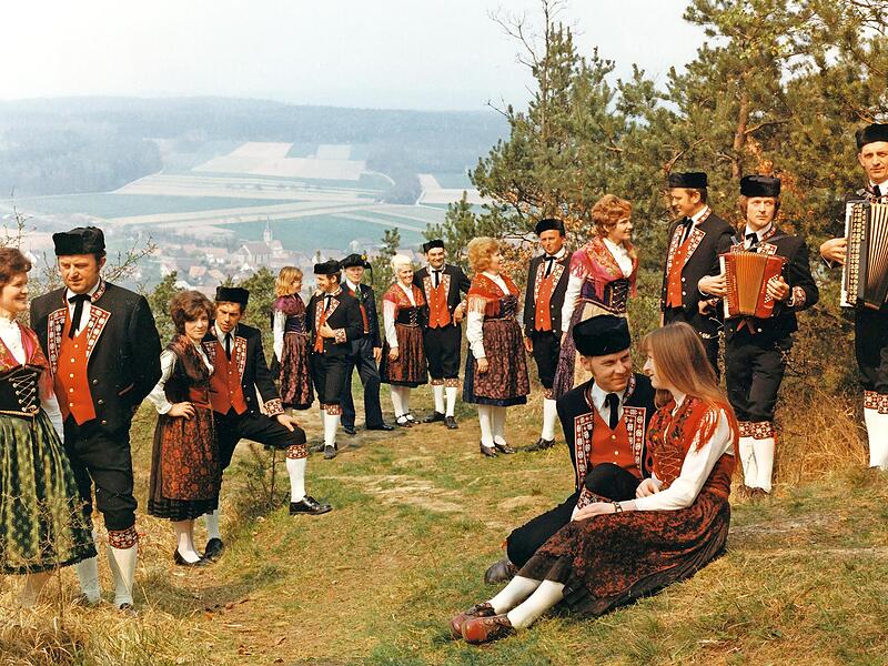 Der Reichenbacher Sängerkranz (im Bild eine Archivaufnahme der dazugehörigen Tanzgruppe) feiert sein 100-jähriges Bestehen zusammen mit dem FC. Der Reichenbacher Sängerkranz (im Bild eine Archivaufnahme der dazugehörigen Tanzgruppe) feiert sein 100-jähriges Bestehen zusammen mit dem FC.