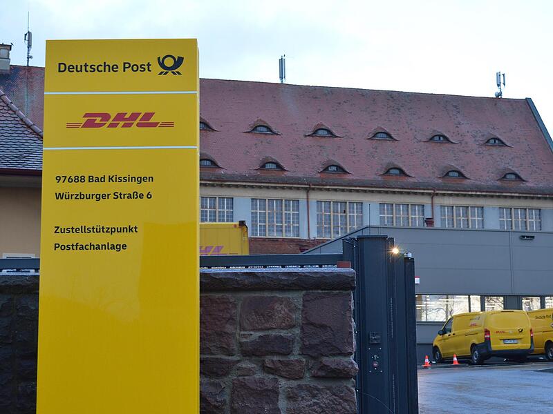 Am 27. November 2023 ist die Post-Logistik von der Münchner Straße in der Bad Kissinger Innenstadt ins neue Verteilzentrum in der Würzburger Straße umgezogen. Rund 55 Zustellerinnen und Zusteller versorgen von hier aus 31 Zustellbezirke. Am 27. November 2023 ist die Post-Logistik von der Münchner Straße in der Bad Kissinger Innenstadt ins neue Verteilzentrum in der Würzburger Straße umgezogen. Rund 55 Zustellerinnen und Zusteller versorgen von hier aus 31 Zustellbezirke.